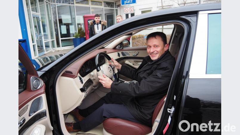 Wann hat man schon einmal Gelegenheit sich an ans Steuer eines "Maybach" zu setzen, sagt Bürgermeister Jens Meyer. Bild: Bühner