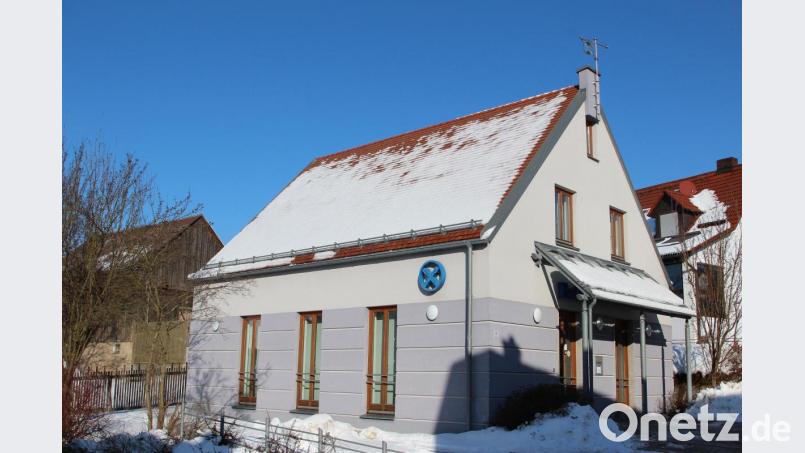 Das ehemalige Raiffeisengebäude in der Ortsmitte wurde von der Gemeinde Gleiritsch erworben und soll zu einem Bürgercafé umgebaut werden. 660 000 Euro Fördermittel stehen in Aussicht. Auf die Gemeinde kommt auch ein ein erheblicher Eigenanteil zu. Bild: akp