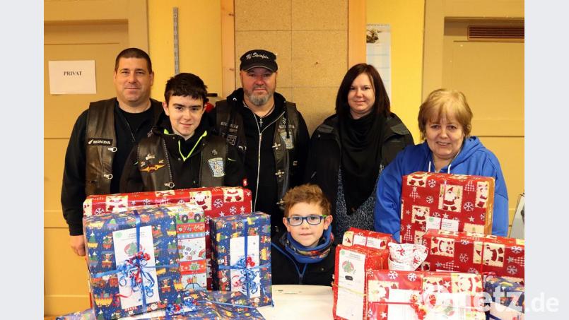 Die Motorradfreunde lassen mit ihren Geschenken Kinderaugen strahlen. Mario Schneider (links) und Alex Winter (Mitte) übergeben die Präsente an Monika Sebald (rechts) vom Grafenwöhrer Bürgerladen. Bild: jma