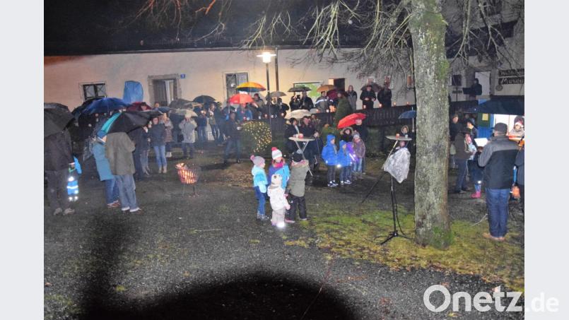 Weihnachtliche Klänge bei nassem Wetter im Burghof. Bild: fz
