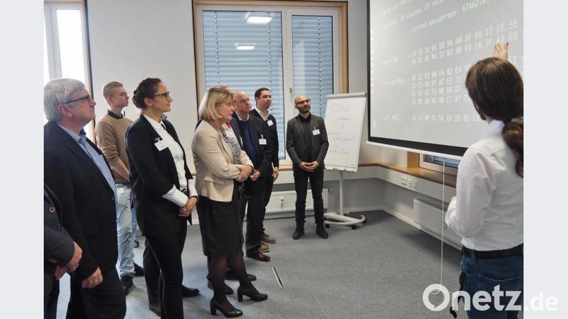 Wichtige Entwicklungsimpulse gehen von der OTH aus. Hier eine Präsentation zum Thema Cybersicherheit. Bild: Siegfried Bühner