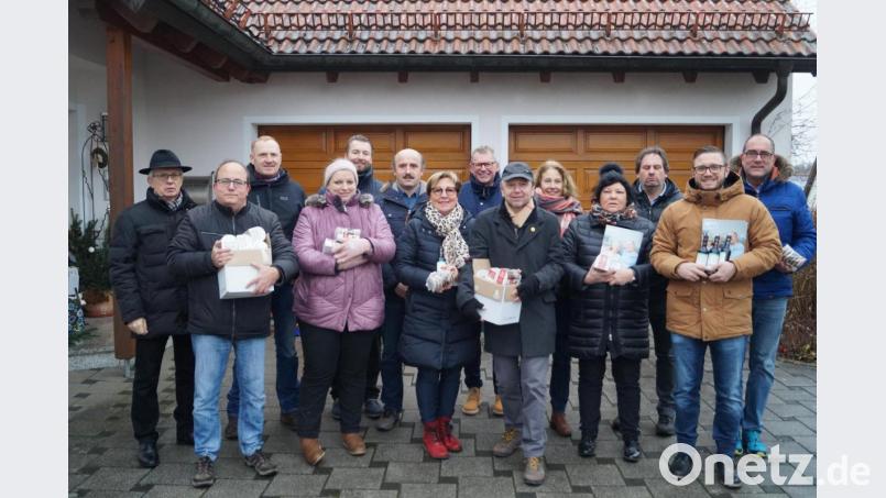 Mit Wein, Gebäck und Senioren-Infos besuchen die CSU-Mitglieder diesmal 126 über 80-Jährige in der Gemeinde. Bild: du