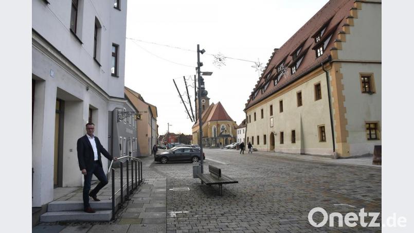Hirschaus Bürgermeister Hermann Falk vor der neuen Ämter-„Außenstelle“ (links), gleich gegenüber des Rathauses (rechts). Dort ist jetzt das Erdgeschoss frei, damit kann die geplante Renovierung angepackt werden. Bild: Petra Hartl