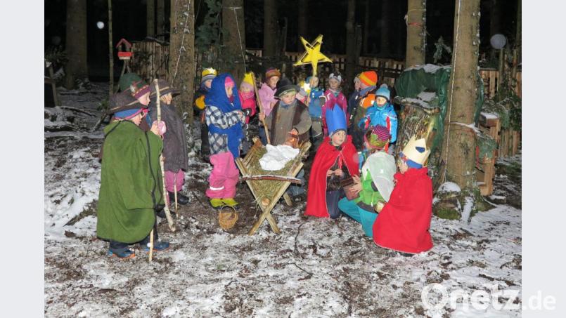 Sehr gut geklappt hat das stimmungsvolle Krippenspiel im Waldkindergarten. Bild: jzk