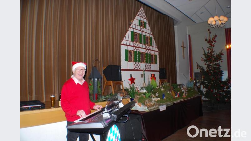 Franz Becker unterhielt die Gäste im Tillensaal mit weihnachtlichen Weisen. Bild: enz