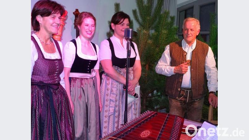 Hans Berger aus Oberaudorf (rechts) und seine musikalischen Begleiterinnen Birgit Sporer, Theresa Förg und Antonia Wutz boten in der Kulturscheune Wohltuende Klänge aus dem bayerischen Oberland, die mit jedem Akkord hin zur Krippe führten. Bild: Wolfgang Houschka