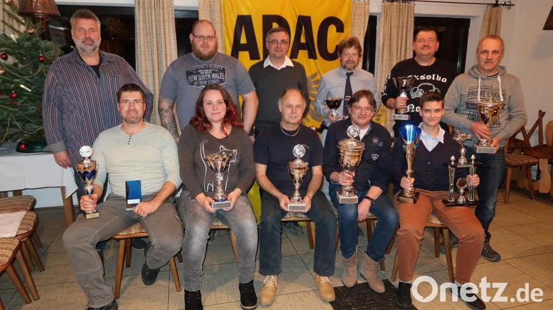 Viel unterwegs waren im Vereinsjahr 2019 die Motorsportler des AC Friedenfels. Bei der Jahresabschlussfeier dankten Vorsitzender Stefan Schmalzreich und Zweiter Sportleiter Christopher Linkel (hinten von links) den Mitgliedern und überreichten den erfolgreichen Motorsportlern Pokale und Trophäen. Bild: bsc