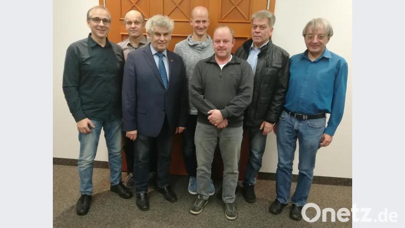 Schreiner-Obermeister Wolfgang Seifried (Zweiter von rechts) führt die Schreinerinnung Nordoberpfalz als Vorsitzender an. Bild: Bühner