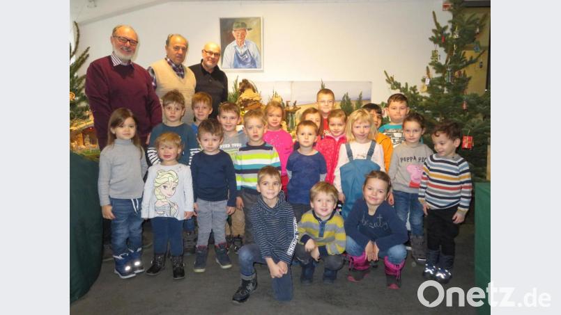 Viel Zeit nahmen sich die Schnitzer, um die Fragen der Kinder zu beantworten. Bild: exb