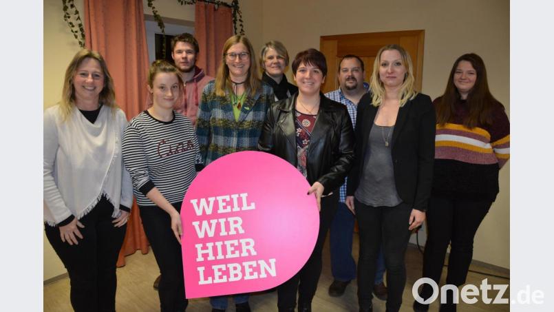 Einstimmig nominierten am Freitag die Pechbrunner Grünen ihre Gemeinderatsliste. Landratskandidatin Anna Toman (Sechste von links) und stellvertretende Ortsvorsitzende Madeleine Schneider (rechts) präsentierten (von links) Sandra Dehmel, Ina Döhler, Johannes Schmiedel, Ute Döhler, Monika Schneider, Thomas Lippert und Sabine Hindringer. Bild: jr