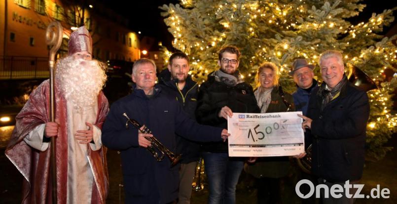 Stattliche 1500 Euro übergibt der Vorsitzende des Cylinder-Clubs Dominik Mittelmaier (Vierter von links) an Musiklehrer Hans Sellmeyer (Zweiter von links). Bild: mef