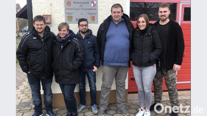 Abschnittsfeuerwehrkommandant Christian Schwartz (Dritter von rechts) und der Kommandant aus Mogersdorf, Mike Kurta (rechts), besuchen mit einer Delegation die Mockersdorfer Partnerwehr. Bild: ow