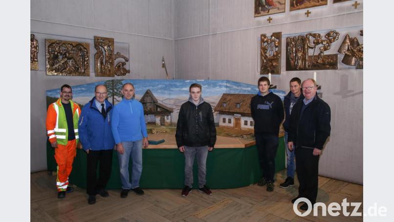 Die Feuerwehr Haselmühl stellte zum 25. Mal ihre Krippe in der Kümmersbrucker Kirche auf, worüber sich Pfarrer Wolfgang Bauer (rechts) freut. Bild: egl