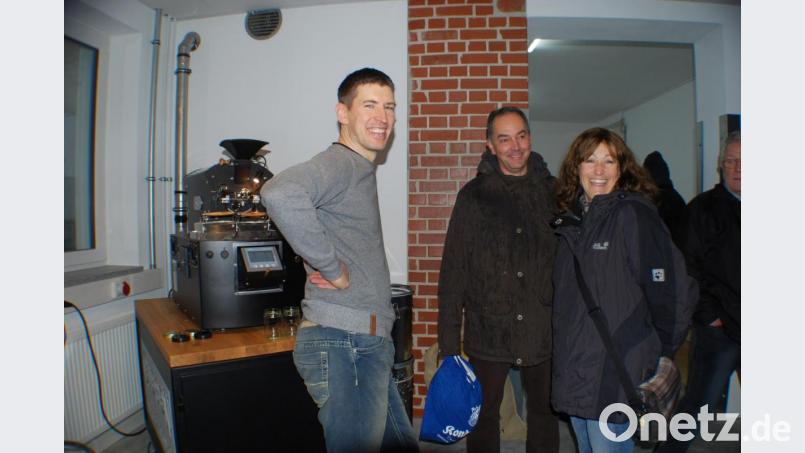 Geschäftsführer Patrick Kutzer (links) erläuterte beim Tag der offenen Tür in der neuen Kaffeerösterei viele Details. Bild: enz