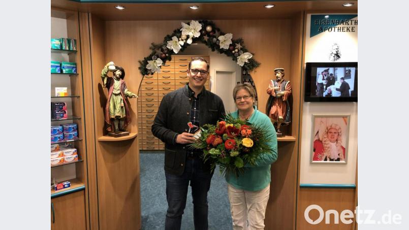 Mit einem Blumenstrauß machte der neue Besitzer der Eisenbarth-Apotheke, Stefan G. Weidinger, zur Übergabe der Apotheke bei seiner Vorgängerin Rita Foißner seine Aufwartung. Bild: slu