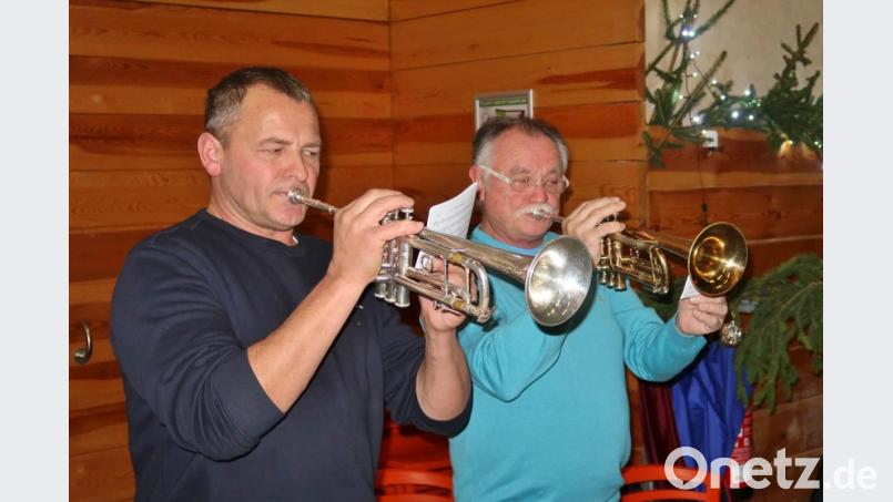Mit dem Stück „O Jubel, o Freude“ eröffnen Franz Eschenwecker (links) und Hermann Hänsch die vorweihnachtliche Veranstaltung. Bild: rha