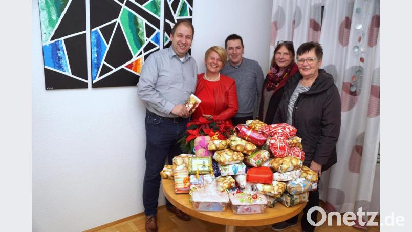 Ein Tisch voller Brotzeitdosen. Für jedes Kind im SOS-Kinderdorf eine. Die Tupperberaterinnen haben sie gespendet. Dazu noch 1040 Euro aus einer Aktion: (von links) Dorfleiter Holger Hassel, Sabine Deyerling mit Ehemann Jürgen, Beraterin Anette David aus Bayreuth und Maria Veigl. Bild: bkr