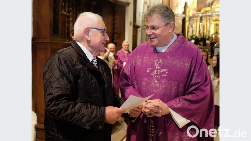 Im Rahmen des Festgottesdienstes gratuliert Vorsitzender Georg Girisch einem weiteren Jubilar. Prior Adrian Kugler feiert 50. Geburtstag. Für das Sparschwein des Klosters überreicht er im Namen der Mitglieder eine 1000-Euro-Spende Bild: do