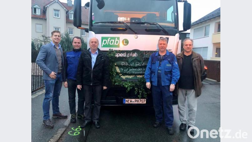 Abholung mit einem 40-Tonner mitten in Weiherhammer am letzten Arbeitstag. Von links: Florian Groche, Dieter Schönl (TÜV Weiden), Robert Betz, Erwin Graf, Werner Schmidt Bild: exb