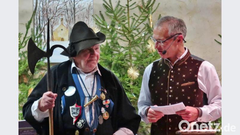 Ansager Thorsten Grädler dankt dem Nachtwächter und allen Mitwirkenden für die gelungene Einstimmung auf Weihnachten. Bild: rha