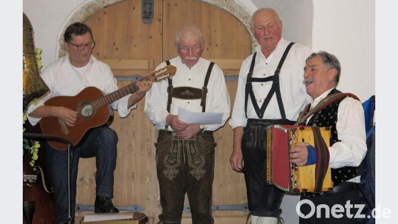 Bei der Geburtstags-Schlosmusi treten die Watzndorfer nochmals in der Erstbesetzung mit (von links) Helmut Fuchs, Franz Dietz, Hans Drexler und Sepp Strobl auf und präsentieren die Stücke „Böhmisch Musi“ und „Mir san vom Wold dahoam“. Bild: u