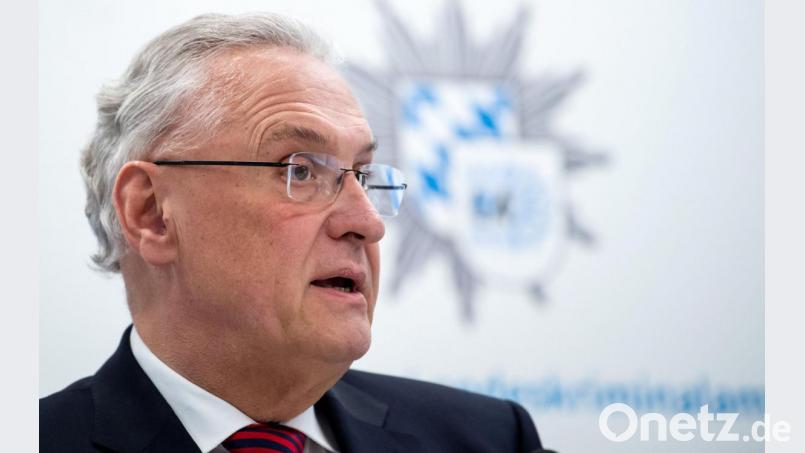 Joachim Herrmann (CSU), Innenminister von Bayern, nimmt im bayerischen Landeskriminalamt an einer Pressekonferenz teil. Das organisierte Verbrechen hat in Bayern 2018 einen Schaden von mindestens 169 Millionen Euro verursacht. Bild: Sven Hoppe/dpa