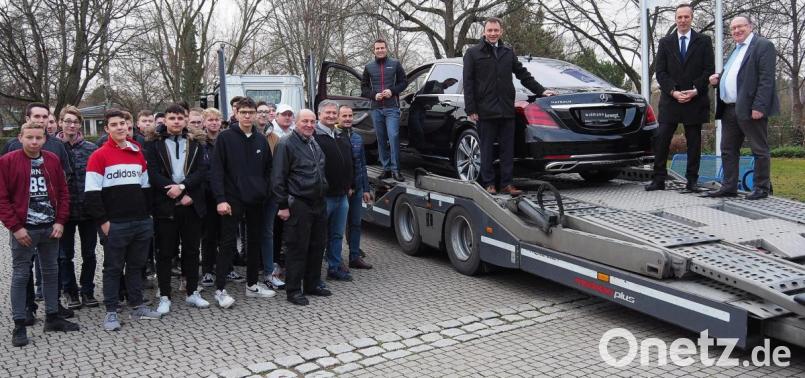 Die Anlieferung des Mercedes-Maybach ist ein Ereignis. Bild: Bühner