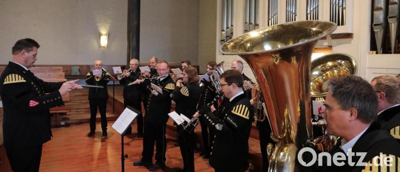 Die Bergknappenkapelle begleitet die Barbarafeuer musikalisch. Bild: Wolfgang Steinbacher