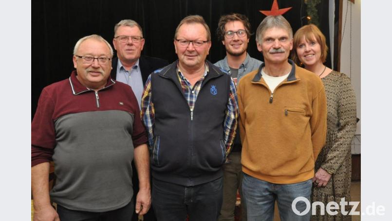 Die Maschinisten Erwin Balk, Johann Hartinger sowie die Vorarbeiter Konstantin Lippert und Fred Götz (von links) werden von Geschäftsführer Jochen Schmidt (Zweiter von links) und seiner Ehefrau Klaudia (rechts) bei der Weihnachtsfeier für die Treue zum Betrieb ausgezeichnet. Bild: dob