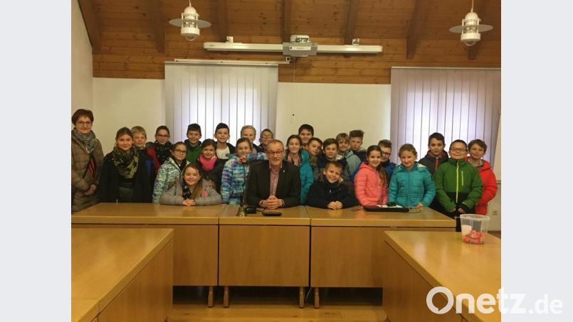 Lernort Rathaus: Die 4a besuchte Bürgermeister Erwin Geitner (Vorne Mitte) und ließ sich von ihm einiges rund um die Riedener Gemeindeverwaltung erklären. Bild: sam