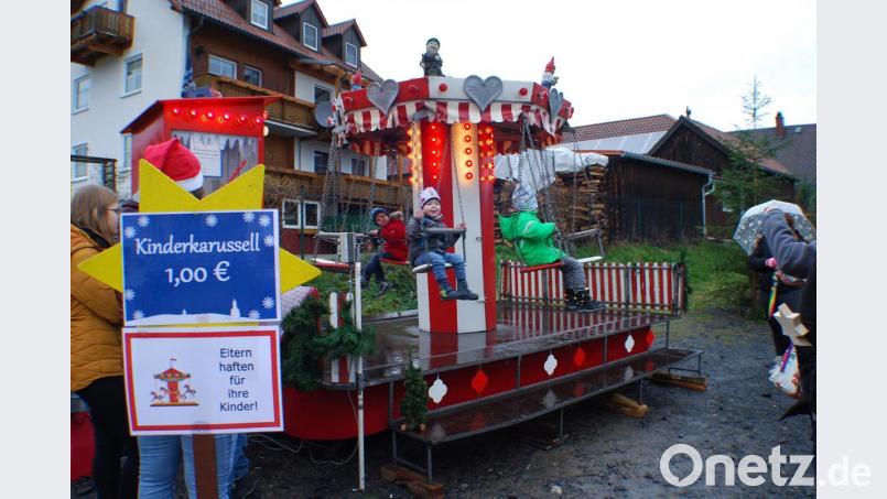Eine Attraktion war das Kinderkarussell auch im Regen. Bild: enz