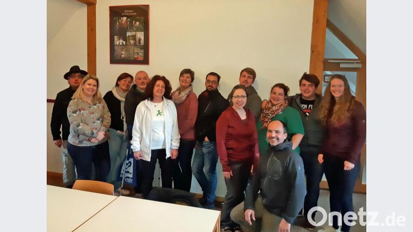 Die Akteure der Goaslandler mit Vorsitzender Franziska Haas (stehend, Dritte von rechts) und Regisseur Gerhard Schnabel (stehend, Vierter von links) absolvierten ein Probenwochenende auf Burg Trausnitz. Bild: sön