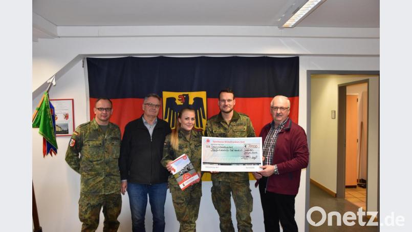Über eine Spende des Artilleriebataillons 131 über 1100 Euro freut sich Herbert Putzer (rechts) für die Kinderkrebshilfe. Bild: exb/M. Hönig