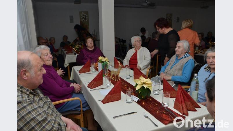 Nach dem offiziellen besinnlichen Teil nahm auch die gesellige Adventfeier im Walter-Siegert-Caritasheim ihren Lauf. Bild: dob