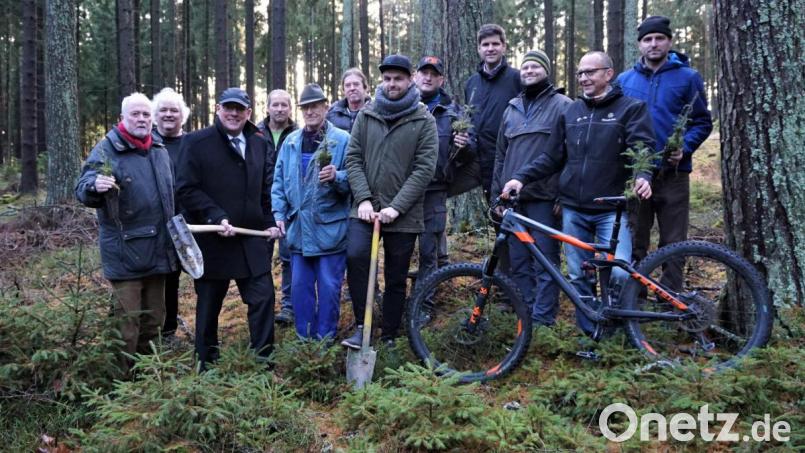 Albrecht Schläger von der Schutzgemeinschaft Deutscher Wald (SDW), Revierförster Roland Blumenthaler, OB Oliver Weigel (von links), Gerald Hoch von der Stadt (Sechster von links), der Marktredwitzer Cube-Store-Leiter Fabian Purucker (mit Spaten) und SDW-Landesgeschäftsführer Simon Tangerding (Vierter von rechts) pflanzten mit Holzrechtlern und Cube-Mitarbeitern einige Tannen. Bild: Simon Tangerding/exb