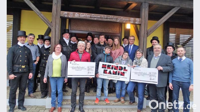 Von Bernhard und Martina Heindl (vorne, Zweiter und Siebte von rechts) nahmen Martina Grüner (vorne, Dritte von rechts) und Hans Schreiber (vorne, Dritter von links) die Schecks entgegen. Bürgermeister Werner Nickl (Sechster von rechts) würdigte das soziale Engagement des Unternehmens. Bild: hl