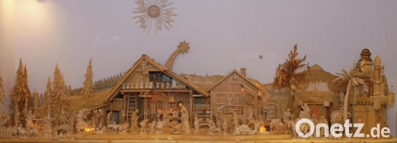 Die Krippenlandschaft von Anton Kern lässt viel Raum für Fantasie und eigenes schöpferisches Tun. Fast drei Meter breit ist die Szene von Jesu Geburt im Stall zu Betlehem, die Anton Kern aus Eschenbach in fast 30-jähriger Arbeit Schritt für Schritt aus Linden- und Fichtenholz geschaffen hat. Ein Teil der Holzfiguren stammt von Schnitzern der Kostner-Gruppe aus dem Grödnertal in Südtirol. Bild: do