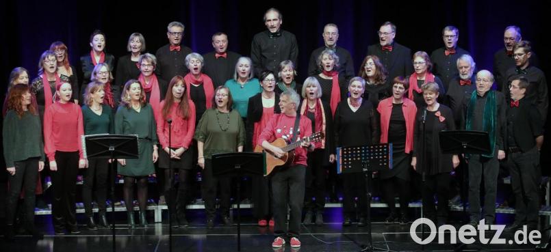Viel Applaus bekam der Multi-Chor für sein etwas anderes Weihnachtskonzert im Kubus. Bild: Wolfgang Steinbacher