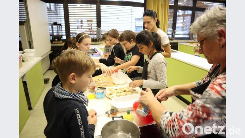 Beim Plätzchenbacken mit dem Frauenbund Neuhaus wurden zusammen mit den Kindern der Offenen Ganztagsschule 5,5 kg Teig zu Butterplätzchen und Engelsaugen verarbeitet. Bild: wrm