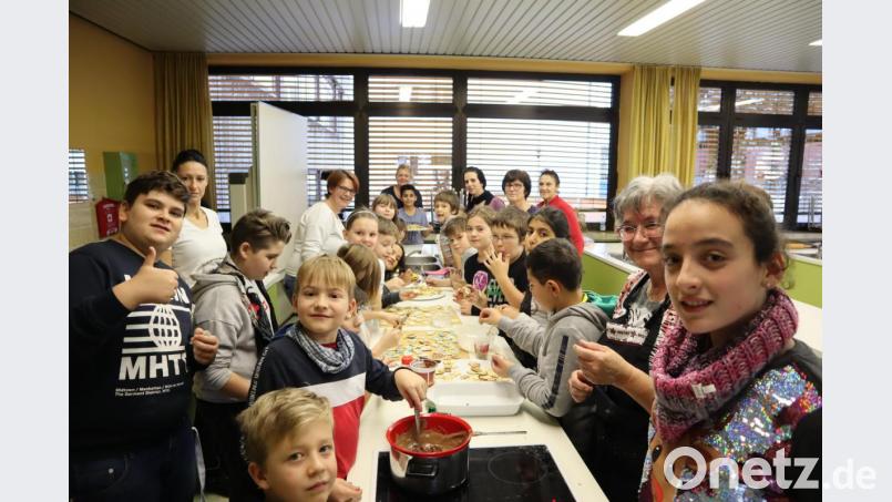 Beim Plätzchenbacken mit dem Frauenbund Neuhaus wurden zusammen mit den Kindern der Offenen Ganztagsschule 5,5 kg Teig zu Butterplätzchen und Engelsaugen verarbeitet. Bild: wrm