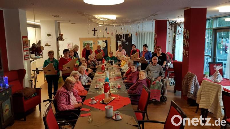 Sehr gut gefallen hat den Gästen der stimmungsvolle Auftritt der Veh-Harfen-Gruppe in der Tagespflege d`Hutzastubn. Bild: jzk