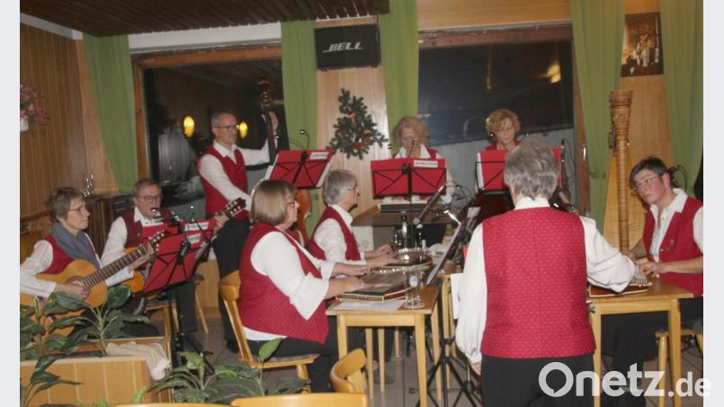 Der Zitherclub unter Leitung von Regina Schmid organisiert den Hutzaabend und begeistert mit beachtlichem musikalischen Können. Bild: fsb