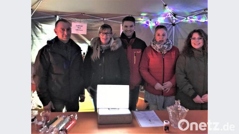 Manuela Heßler (Zweite von rechts) und Claudia Meier (Zweite von links) sind die Hauptorganisatoren für den Stand am Adventsmarkt. Weitere Eltern packen mit an. Der Erlös kommt den Siebtklässlern zugute. Bild: rgr