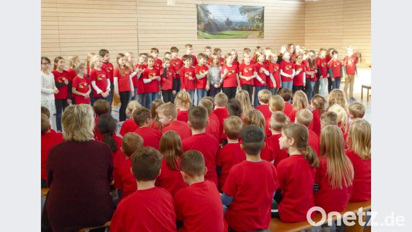 „Du gehörst zu uns“ singen die 3. und 4. Klassen. Bild: Schönberger, Ferdinand [fsb]