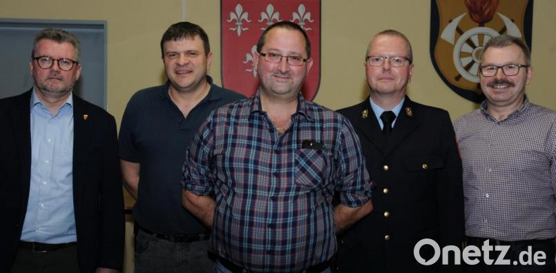 Von links Bürgermeister Michael Göth, stellvertretender Kommandant Erwin Übler, Armin Buchwald, Kreisbrandinspektor Christoph Strobl und Feuerwehrvereinsvorsitzender Thomas Wiesent. Bild: gf