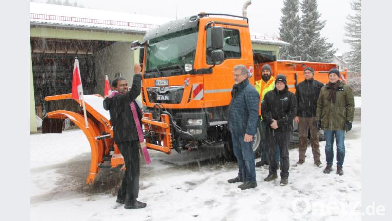 Die Segnung durch Pfarrer Julius Johnrose verfolgen Bürgermeister Johann Maurer, Thomas Schaller, Markus Friedl, Tobias Dunkl und Geschäftsleiter Günter Gschwindler (von links). Bild: pi