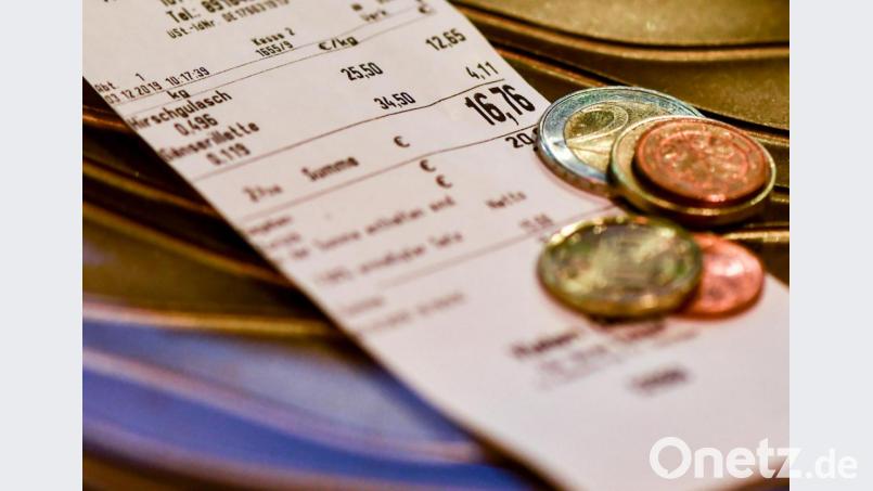 Wechselgeld liegt auf dem Kassenbon in einer Metzgerei. Ab Januar besteht die Pflicht, bei jeder Transaktion in Geschäften, Bäckereien oder Cafés einen Beleg auszugeben. Bild: Jens Kalaene/dpa