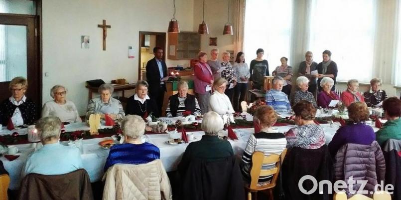 Bis auf den letzten Platz besetzt war der Saal im Pfarrheim bei der diesjährigen Adventfeier der Senioren. Bild: ld