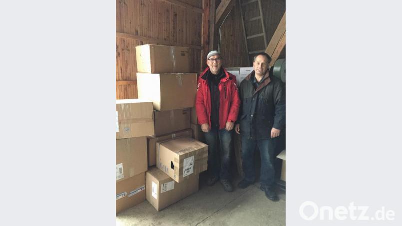 Zum vierten Mal beteiligt sich die Hirschauer Kolpingfamilie an der Schuh-Sammelaktion „Mein Schuh tut gut“. In der Sammelstelle türmen sich 760 Paare, die die Vorsitzenden Siegfried Schorner (links) und Lothar Meier paarweise sortieren und verpacken. Bild: u