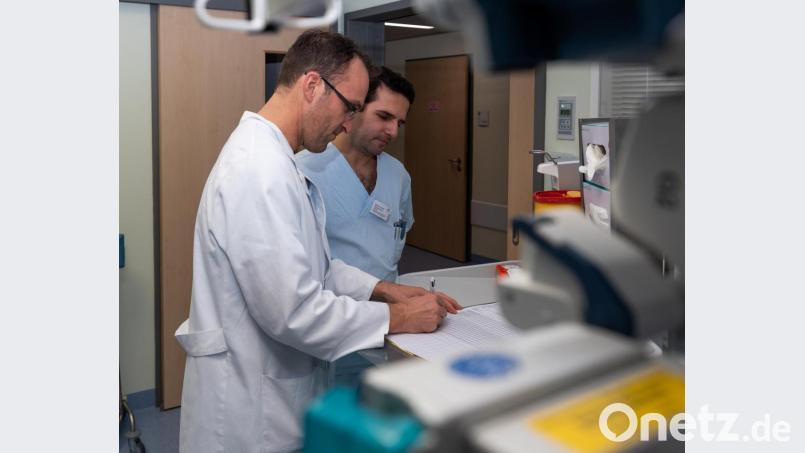 Jens Schlör (links) ist Oberarzt am Klinikum in Amberg. Auf der Station Anästhesiologie und Operative Intensivmedizin hat er mit seinen Kollegen (hier Daniel Bruta) häufig mit schweren Verletzungen und Erkrankungen zu tun. Bild: Christian Lingl